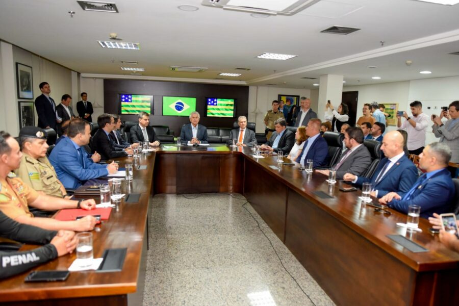 Caiado anuncia pacote de medidas para reforçar segurança nas escolas