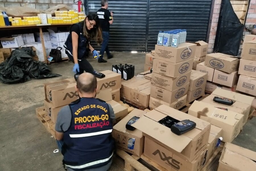 Fiscais do Procon apreendem quase 4,5 mil litros de óleo lubrificante irregular