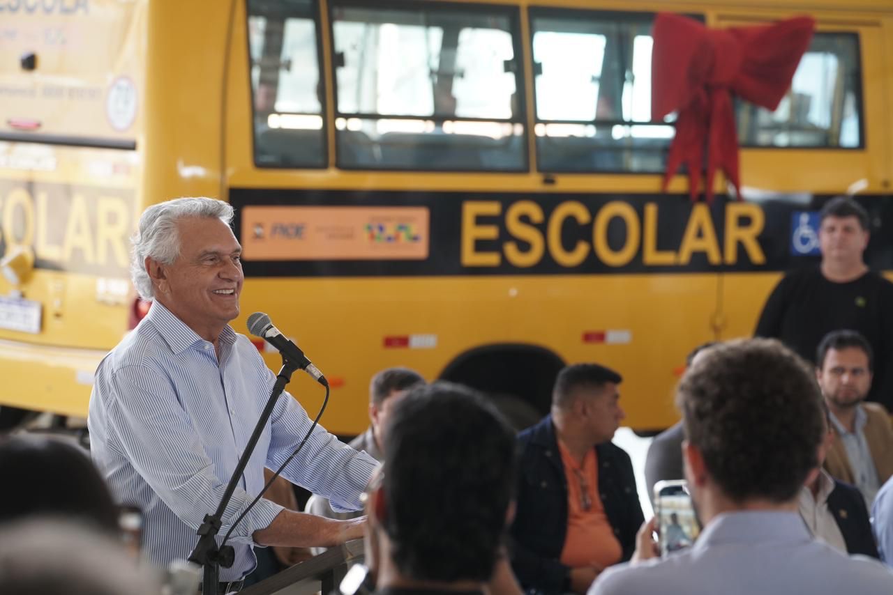 Caiado entrega 59 novos ônibus escolares a 54 municípios