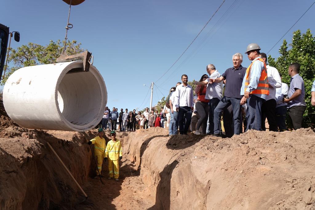 Caiado vistoria obras de infraestrutura no distrito de São Jorge