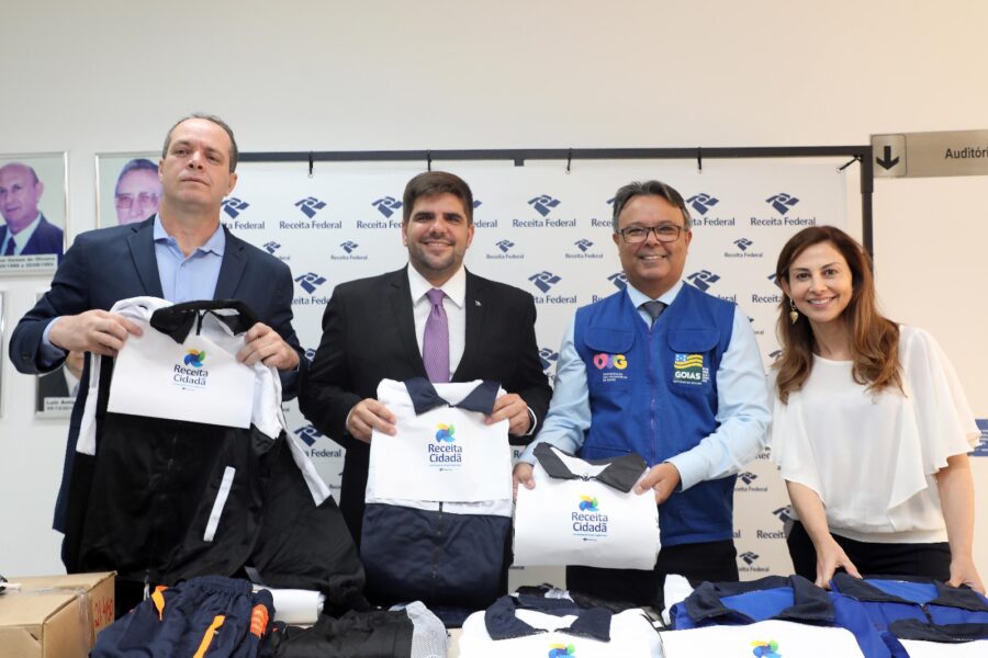 Governo de Goiás recebe toneladas de roupas da Receita Federal
