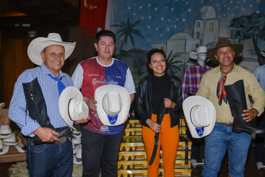 Integrantes das Cavalhadas de Pirenópolis recebem novas vestimentas