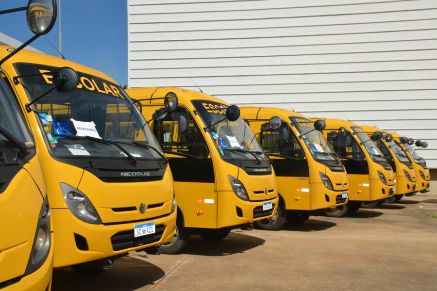 Governo entrega novos ônibus escolares a 54 municípios goianos