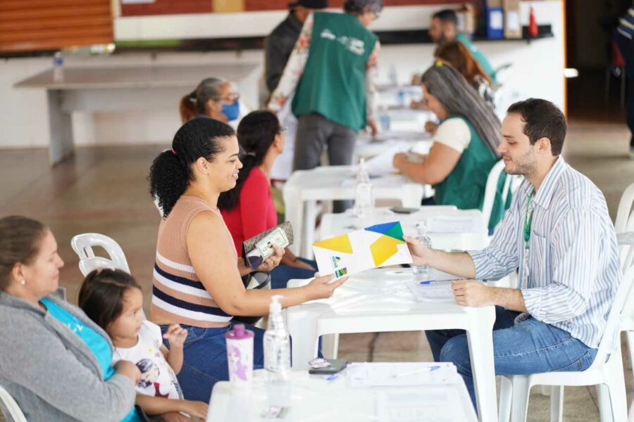 Regularização fundiária chega a Indiara com entrega de 202 escrituras