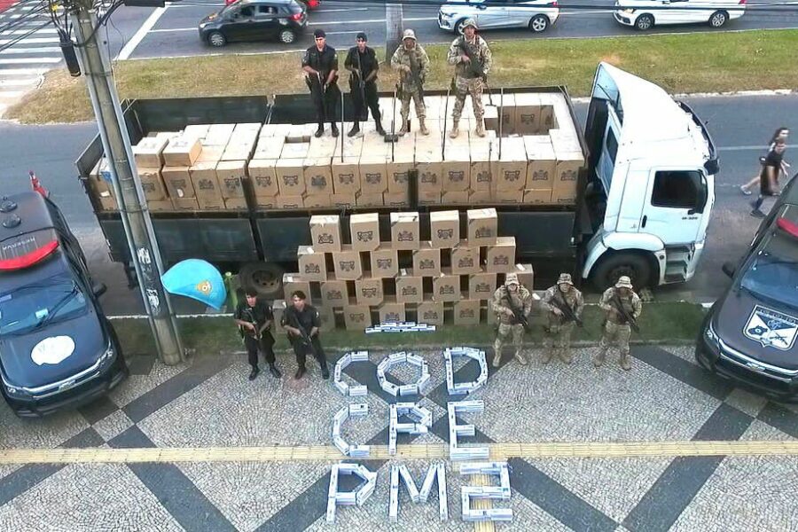 PM apreende 300 mil maços de cigarros contrabandeados