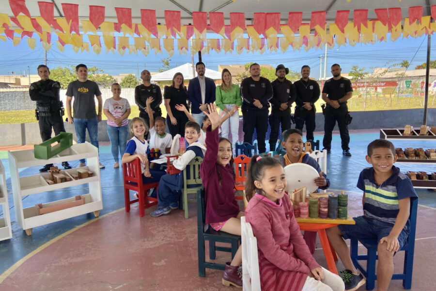 Polícia Penal entrega kits pedagógicos a escola municipal de Goiânia
