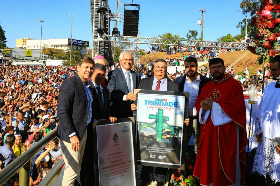 Caiado entrega o título de Capital da Fé à Trindade