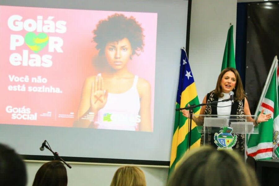 Cartões do Goiás por Elas são entregues a vítimas de violência