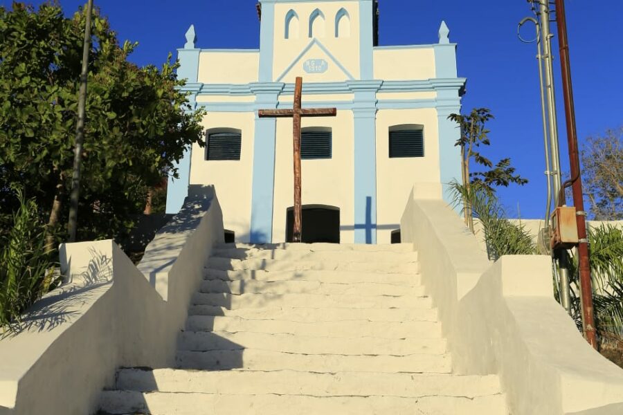 Caiado inaugura restauração da histórica igreja do Povoado de Areias