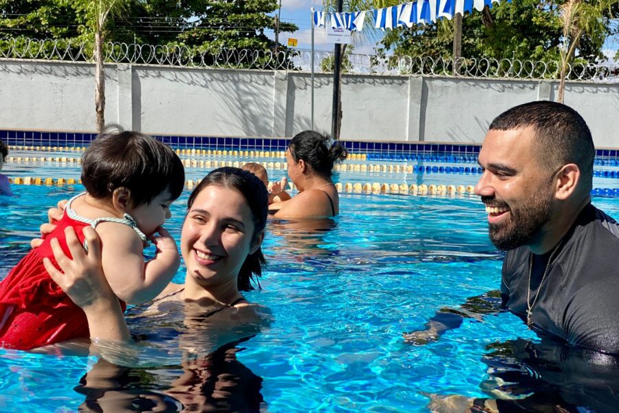 Programa Meninas de Luz oferece natação gratuita para mães e bebês