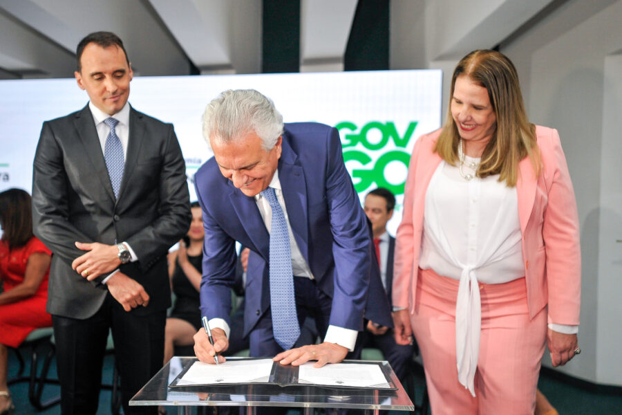 Na posse dos titulares da Economia e PGE, Caiado garante que crescimento continua