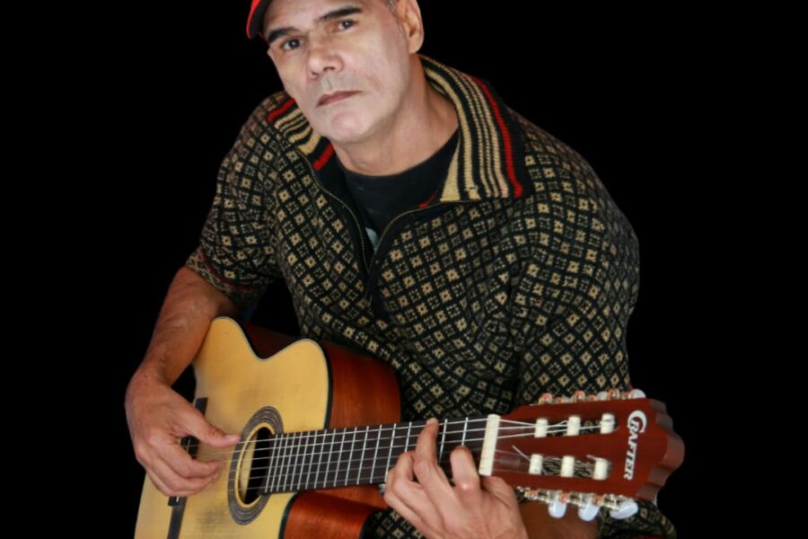 Sarau do HGG recebe o cantor e compositor Tito Reis