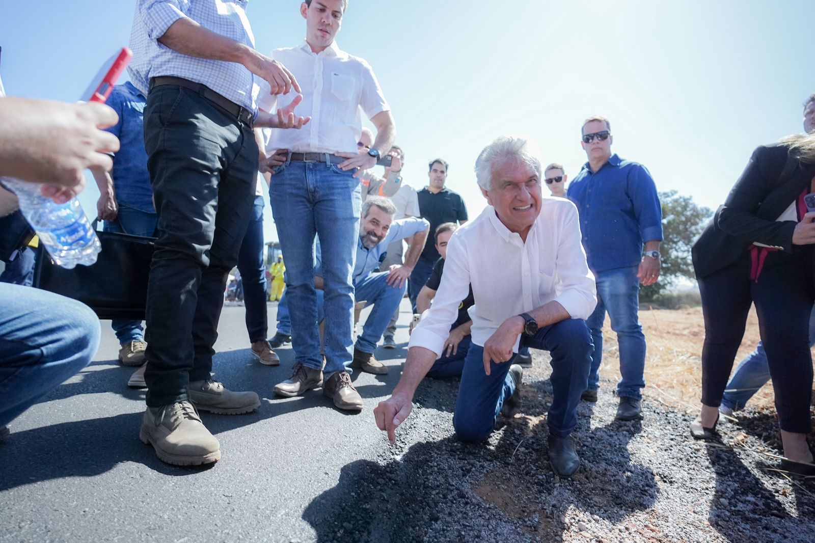 Caiado vistoria primeira obra do Fundeinfra