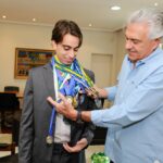 Governador recebe estudante vencedor de olimpíada de economia