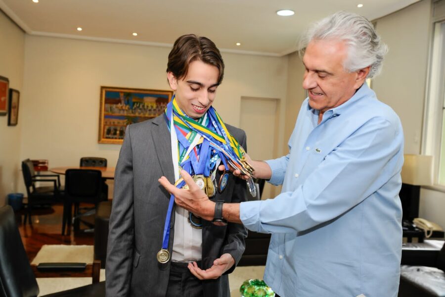 Governador recebe estudante vencedor de olimpíada de economia