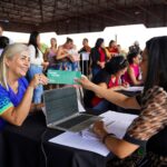 Agehab entrega cartões do Aluguel Social em Trindade