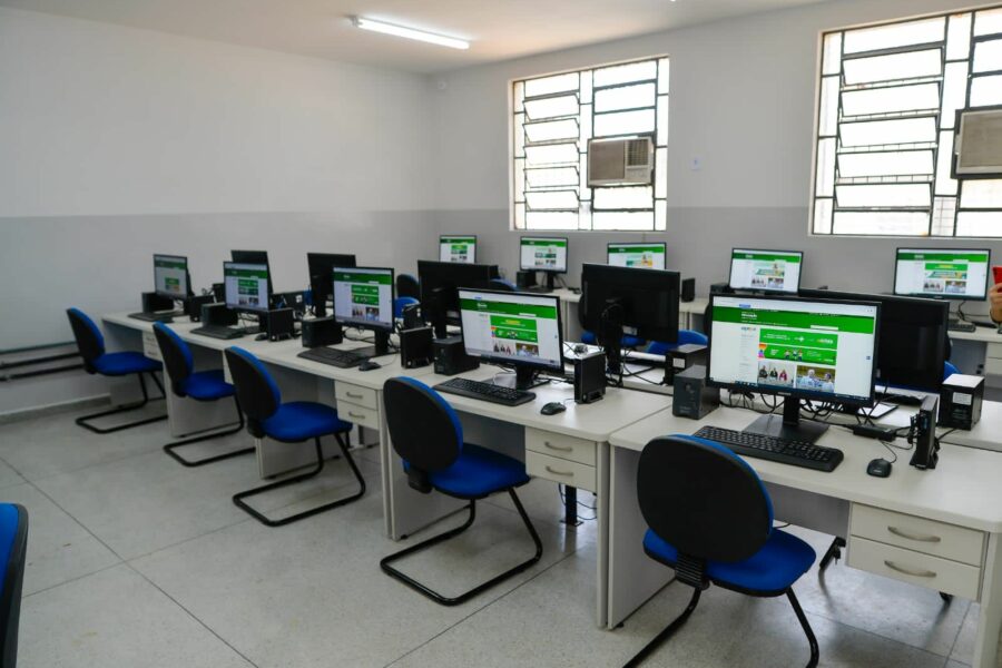 Caiado abre 2º semestre letivo e entrega de escola padrão Século XXI