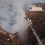 Bombeiros controlam incêndio em depósito de madeira