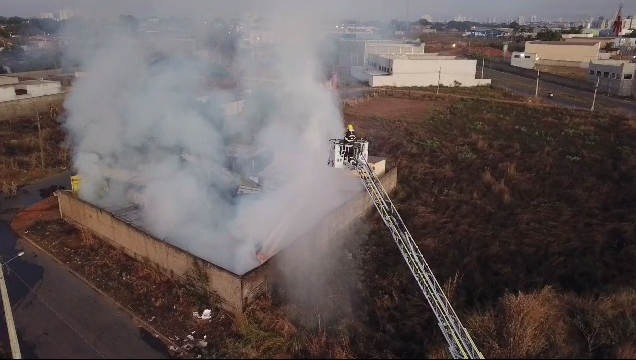 Bombeiros controlam incêndio em depósito de madeira