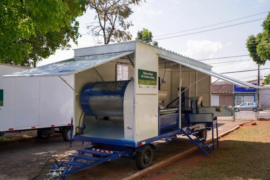 Seapa entrega fábricas móveis de farinha a municípios goianos nesta terça