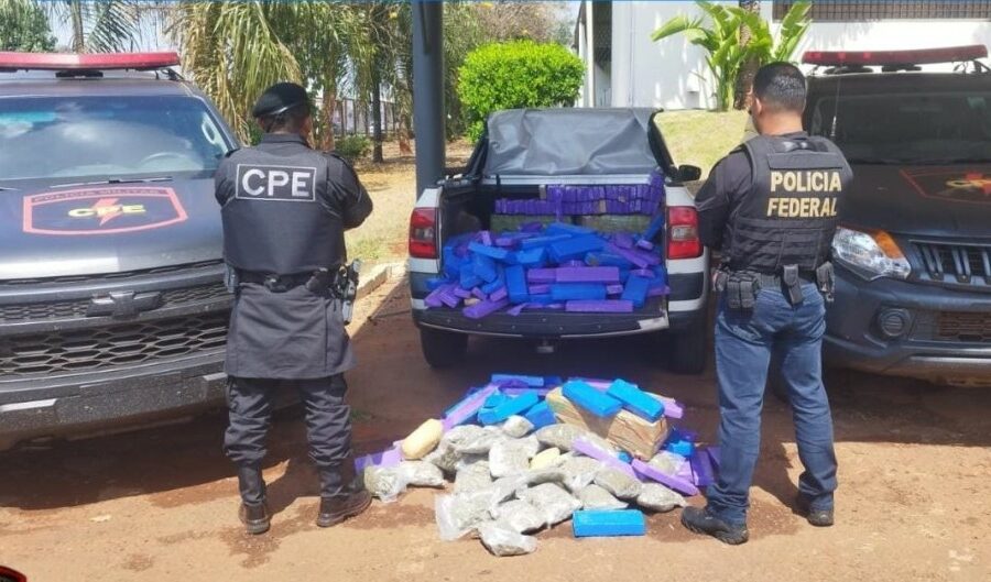 PM e PF apreendem veículo com mais de 300 kg de maconha