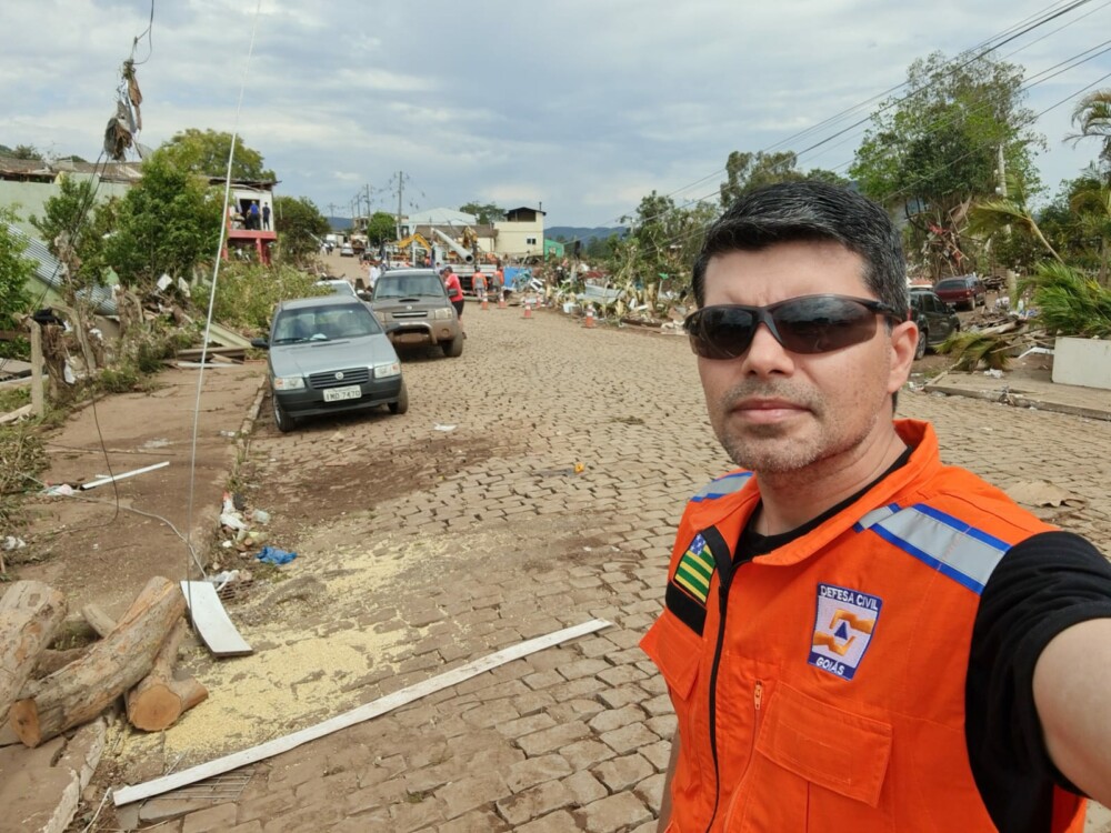 Bombeiro goiano atua na busca de vítimas do ciclone