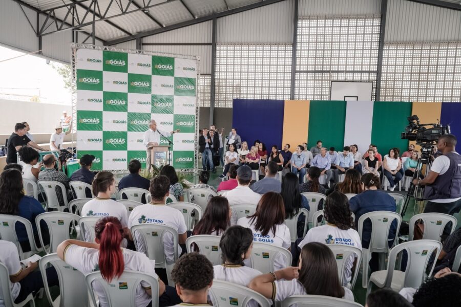 Caiado inaugura quadra poliesportiva do Colégio Estadual Benedito Lucimar Hesketh