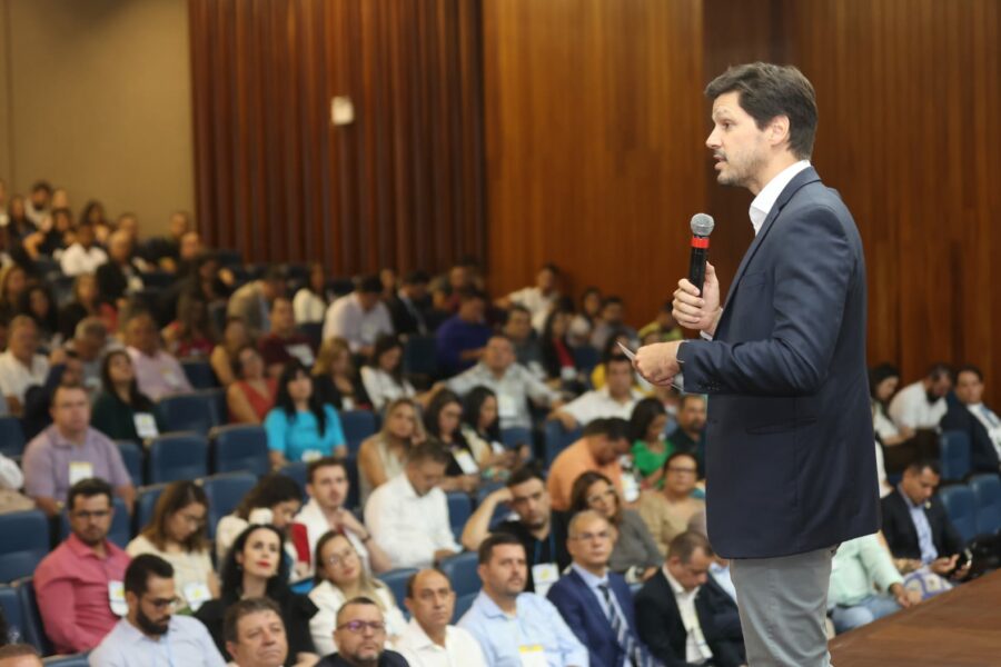 Daniel Vilela destaca boas práticas de governança política em congresso da AGM