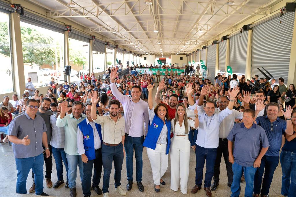 Mais 600 famílias recebem cartões dos Mães de Goiás e Dignidade