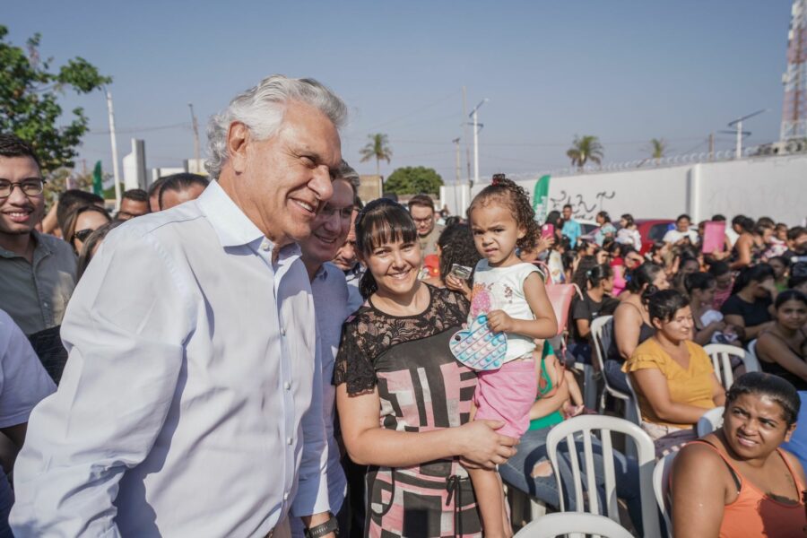 Caiado entrega benefícios sociais em Águas Lindas de Goiás