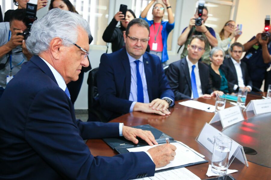 Goiás assina contrato com BNDES para estruturação de parcerias em saneamento