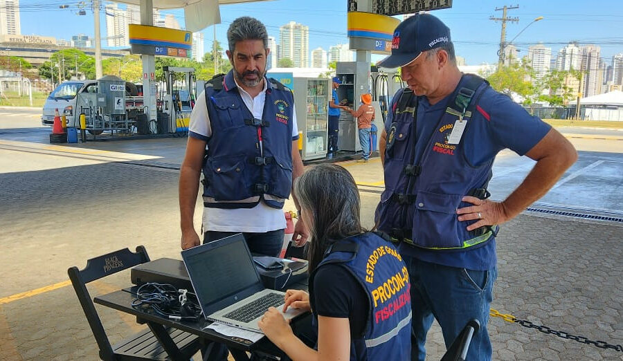 Procon notifica postos por aumento de preços no feriado