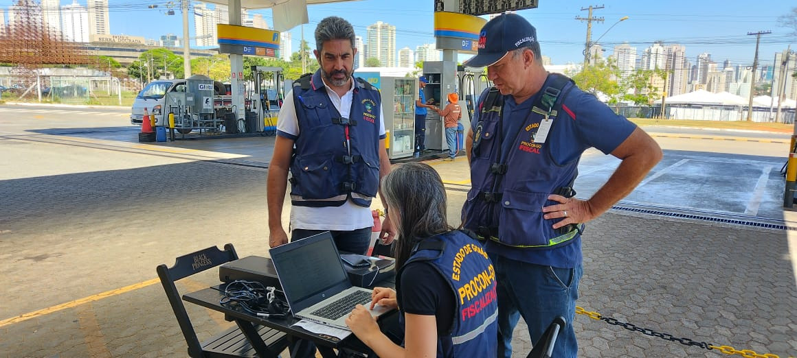 Procon notifica postos por aumento de preços no feriado