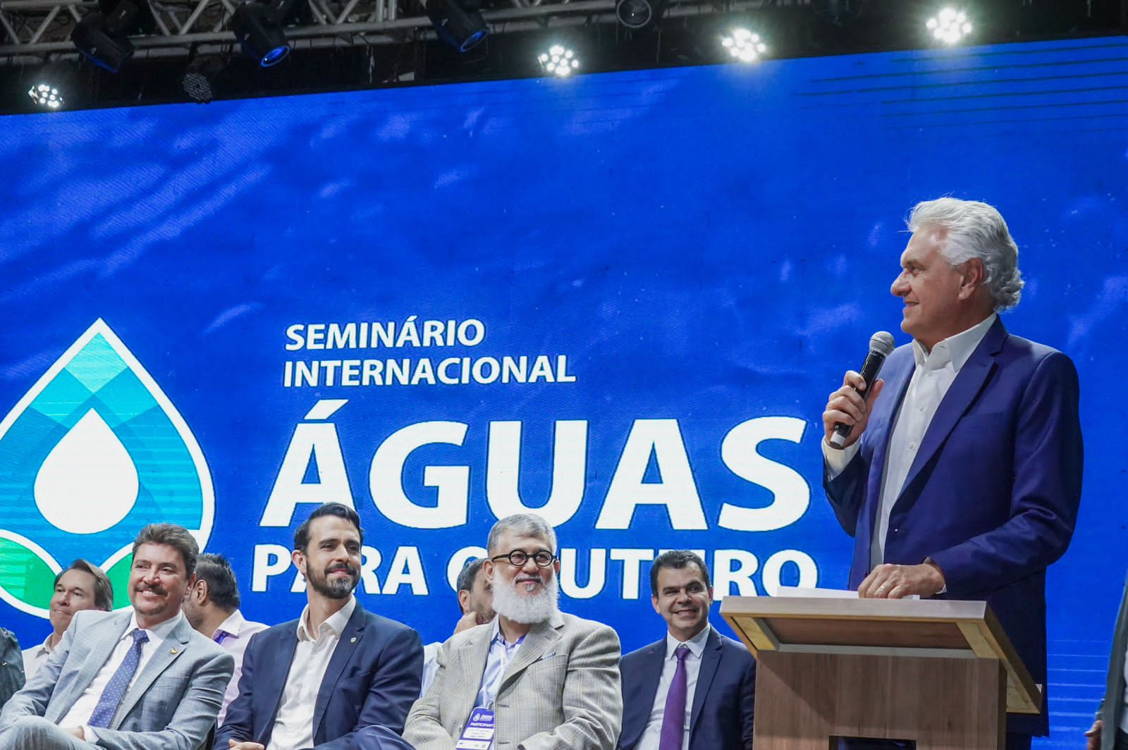 Caiado assina pacto pela governança da água e anuncia medidas ambientais