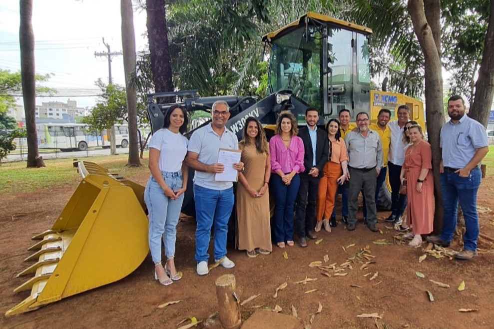 Secretaria de Agricultura entrega equipamentos a Edéia e Matrinchã