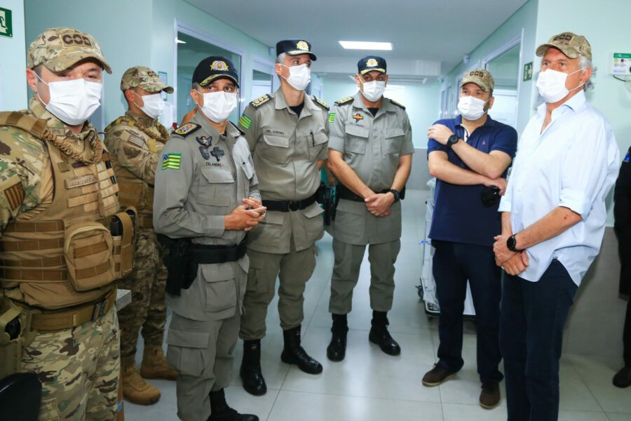 Caiado visita PMs feridos e ressalta preparo das forças de segurança