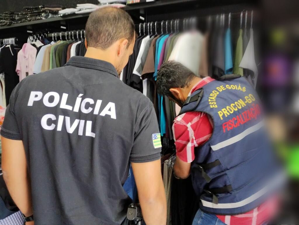 Procon e Polícia Civil apreendem roupas, calçados e acessórios falsificados