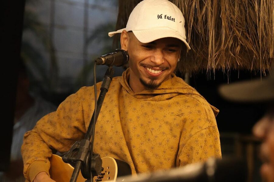 No Sarau do HGG, Thiago Miranda toca samba e pagode
