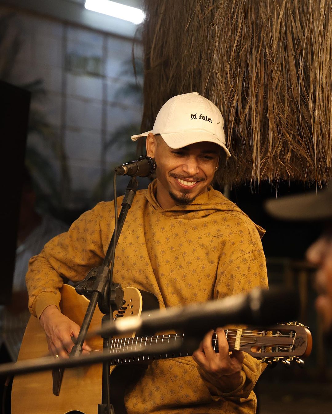 No Sarau do HGG, Thiago Miranda toca samba e pagode