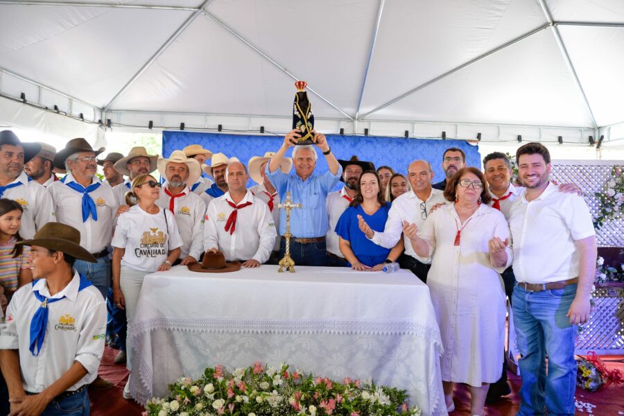Caiado participa de missa em louvor a Nossa Senhora Aparecida