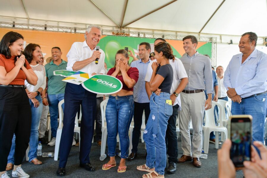 Em Padre Bernardo, Caiado entrega 32 casas a custo zero