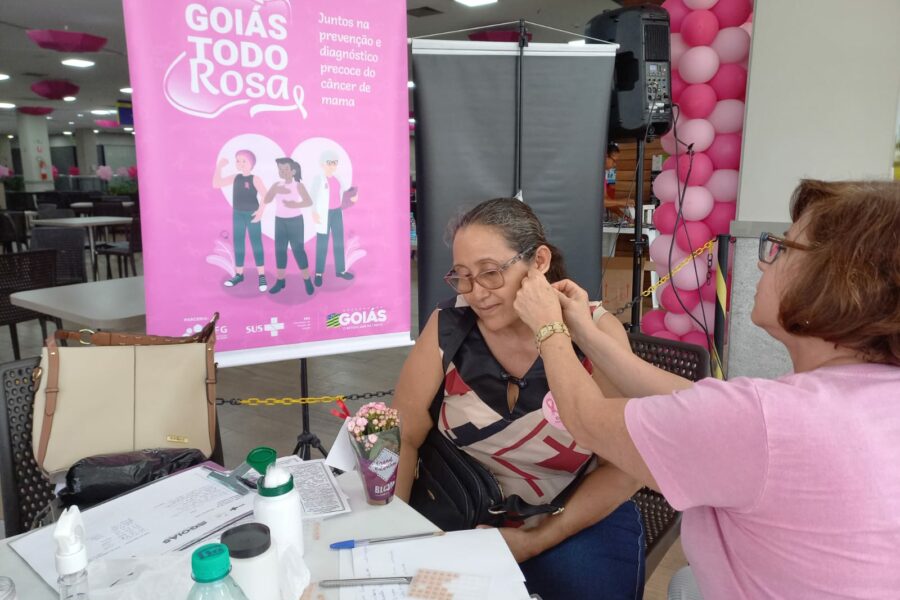 Campanha Outubro Rosa da SES alcança visitantes e lojistas da região da 44