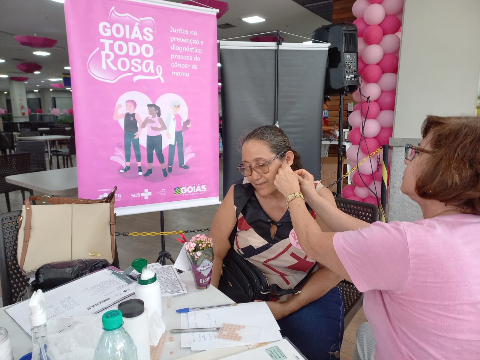 Campanha Outubro Rosa da SES alcança visitantes e lojistas da região da 44