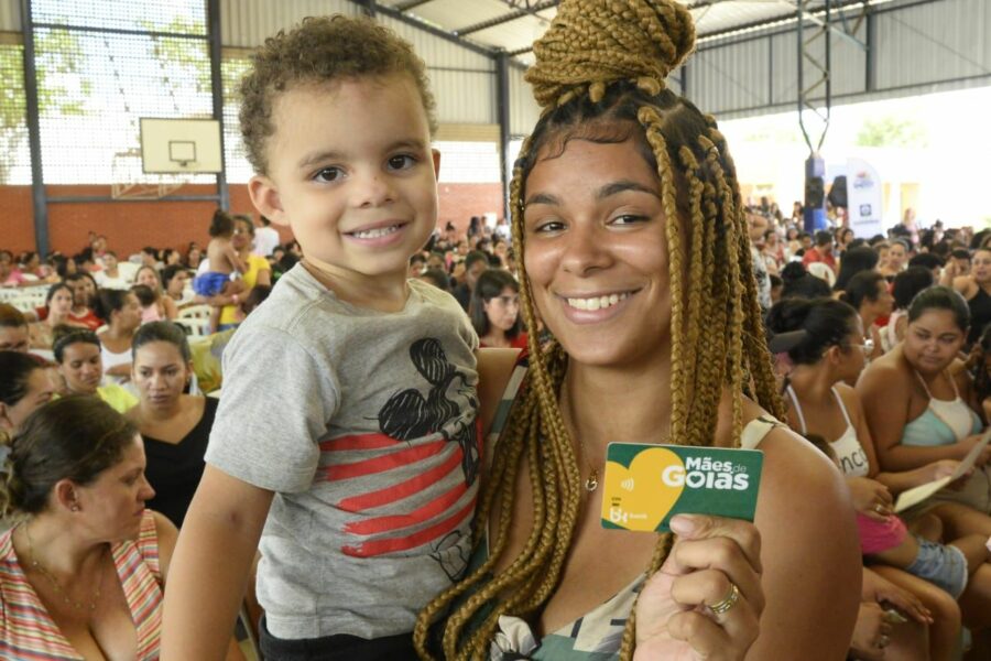 Goiás Social entrega mais de 10 mil cartões no Feirão de Empregos