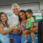 Caiado entrega cartões do Goiás Social no Entorno do DF