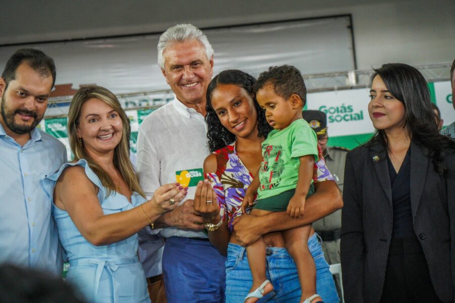Caiado entrega cartões do Goiás Social no Entorno do DF