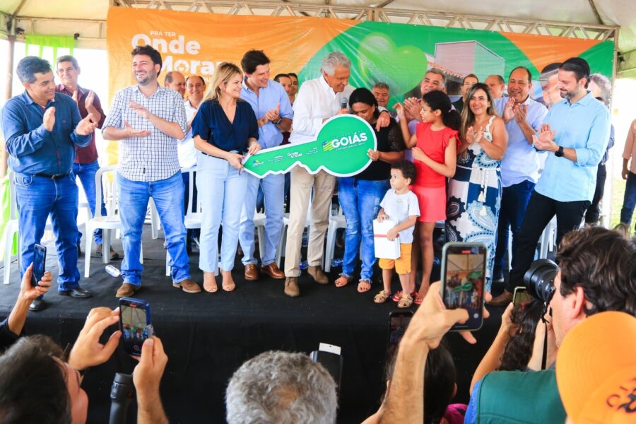 Em Itaguaru, governo entrega novas casas do Pra Ter Onde Morar