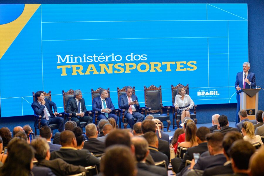 Caiado assina licitação para pavimentação da BR-030 até a Bahia