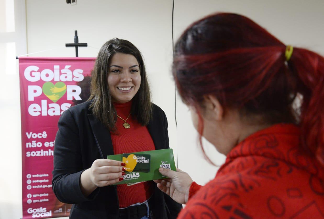 Governo entrega cartões do Goiás Por Elas em quatro municípios