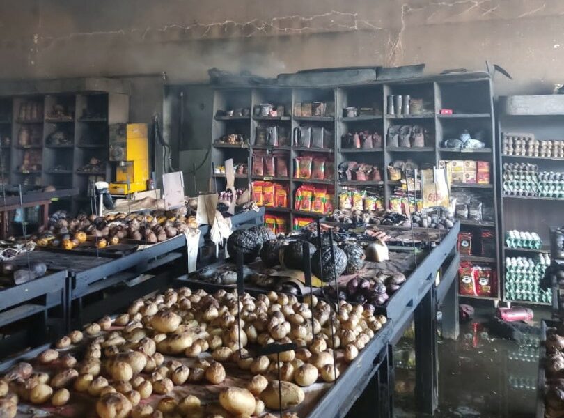 Bombeiros combatem incêndio em Abadia de Goiás